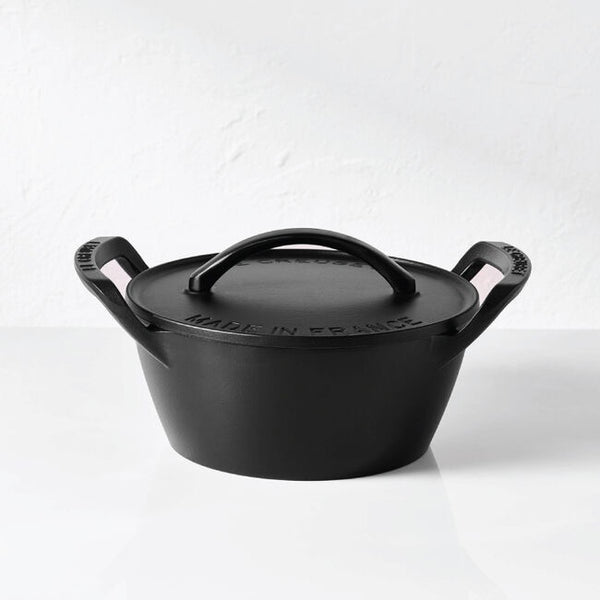 Le Creuset Cast Iron Alpine Outdoor Collection 4.25 Quart Round Dutch Oven - Matte Licorice (Black)